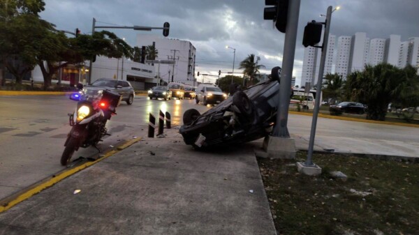 Detienen a conductor luego de chocar y volcar en las avenidas Tulum y Sayil de Cancún