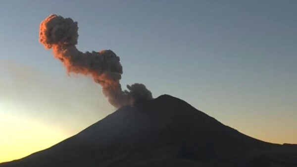 Emite ‘Don Goyo’ columna de ceniza de un kilómetro de altura