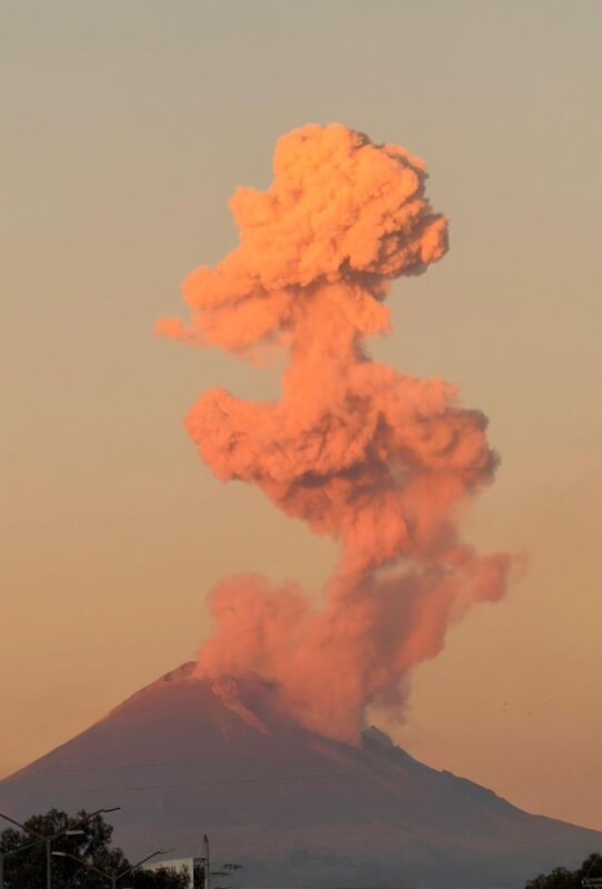 El volcán Popocatépetl presentó una exhalación que alcanzó aproximadamente un kilómetro sobre el cráter, según el Cenapred.