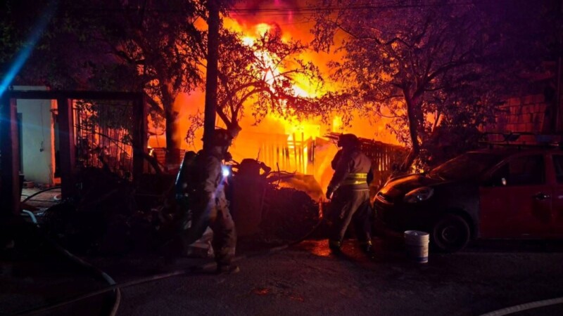 Arde vivienda de palapa en la SM-102 de Cancún