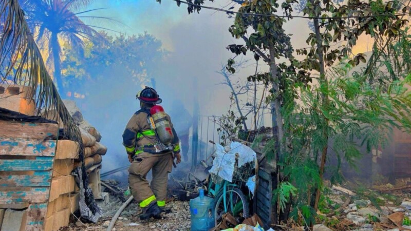 Familia en Cancún lo perdió todo; su casa quedó en cenizas