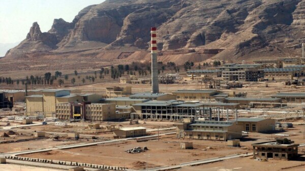 Asegura Trump buscar acuerdo nuclear con Irán, si no atacará