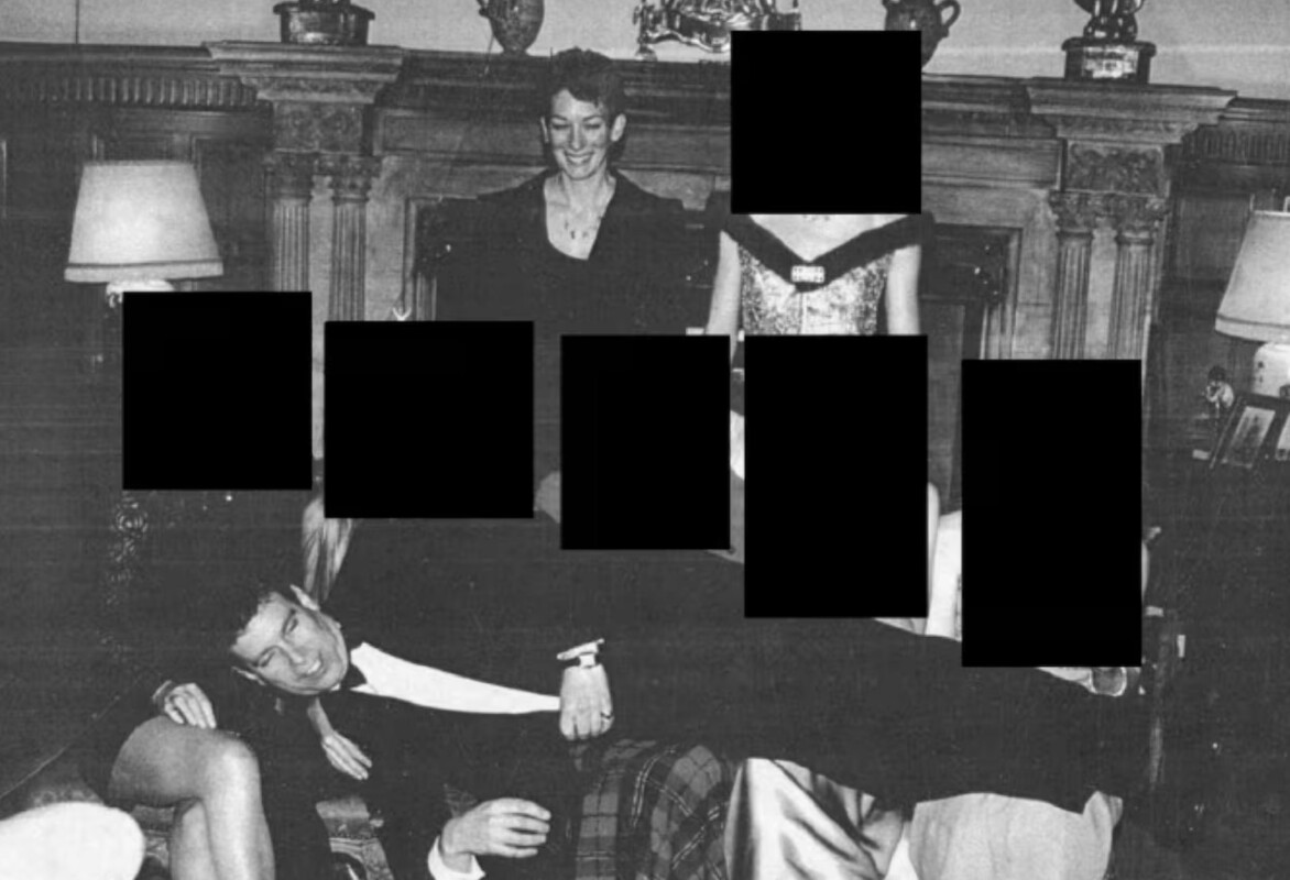 El príncipe Andrés de Reino Unido y Ghislaine Maxwell, esposa del pederasta Jeffrey Epstein.