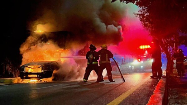 Incendian 4 vehículos en Cancún; cae presunto responsable
