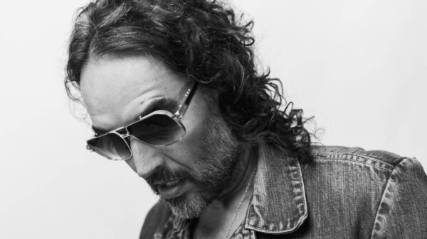 Russell Brand se declara no culpable de nuevos cargos por agresión sexual en Londres