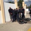 Persecución en Cancún deja dos detenidos con droga y moto robada