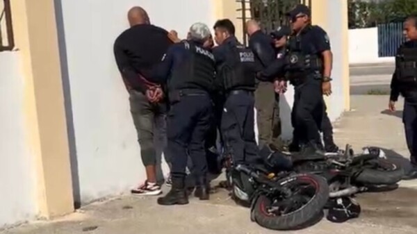 Persecución en Cancún deja dos detenidos con droga y moto robada