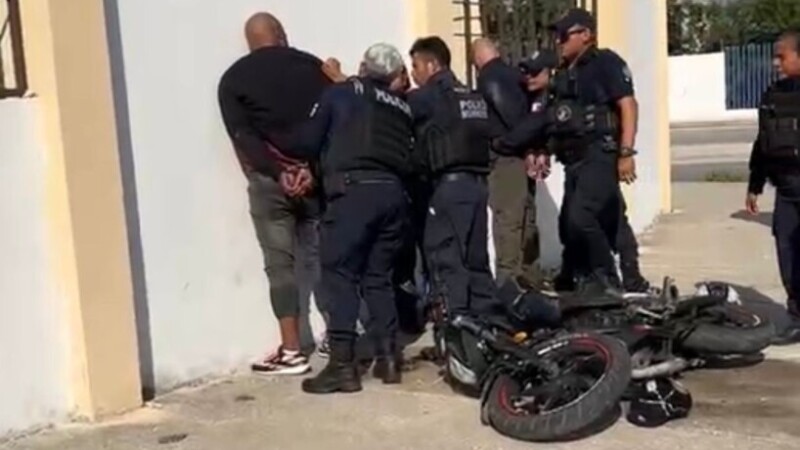 Persecución en Cancún deja dos detenidos con droga y moto robada