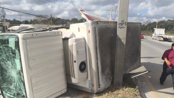 Vuelca camión tras impactarse contra camioneta en la López Portillo