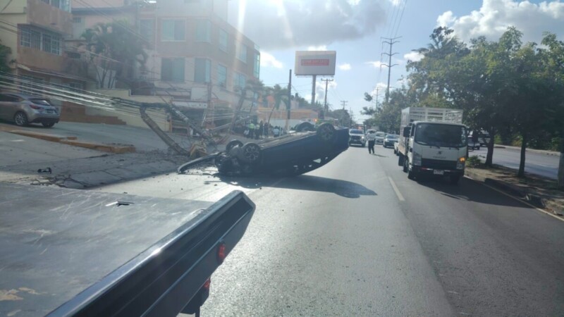 Vuelca un auto y derriba un poste sobre la avenida Kabah