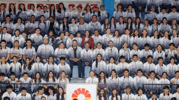 Refrenda Ana Paty Peralta su compromiso con los deportistas cancunenses