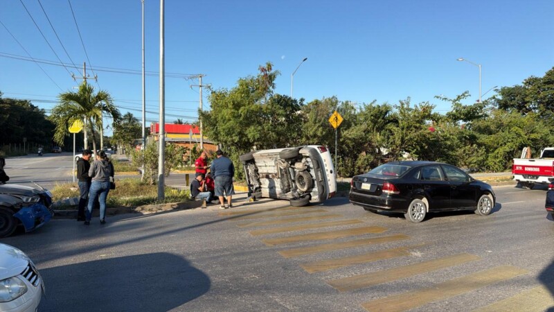 Aparatoso choque con volcadura en la entrada a Vista Real en Cancún