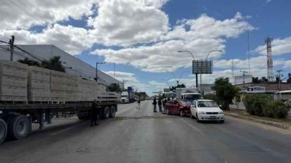 Tráiler sin frenos embiste a ocho vehículos en la avenida López Portillo y Chac Mool
