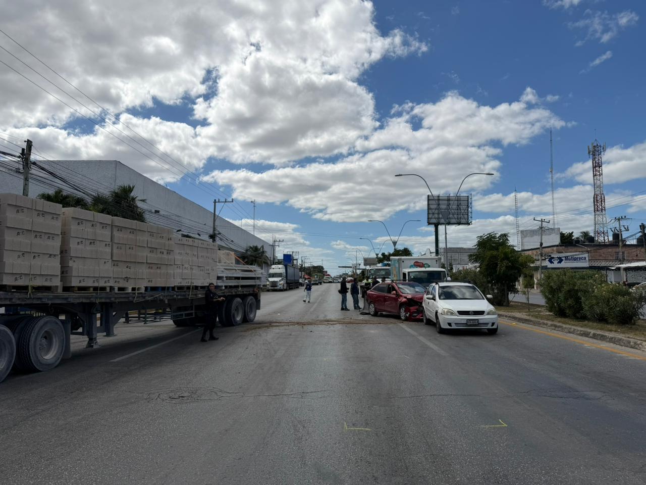 Tráiler sin frenos embiste a ocho vehículos en la avenida López Portillo y Chac Mool