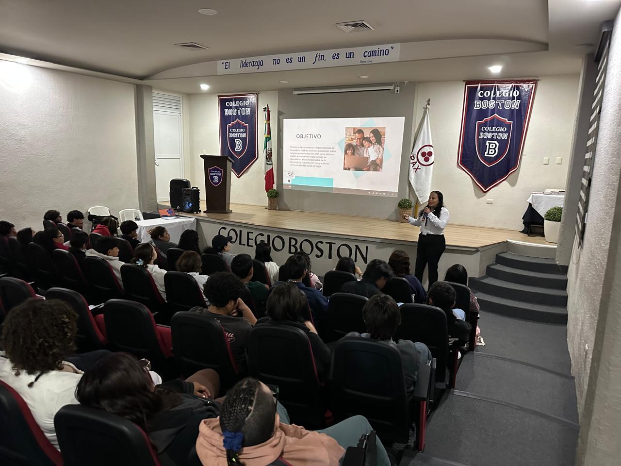 A través de la Dirección de Prevención de Riesgos Psicosociales de Niñas, Niños y Adolescentes, impartió las pláticas “Delitos Cibernéticos”, “Amor y Legalidad” y “Protegiendo a tus hijos en la era digital” en el Colegio Boston.