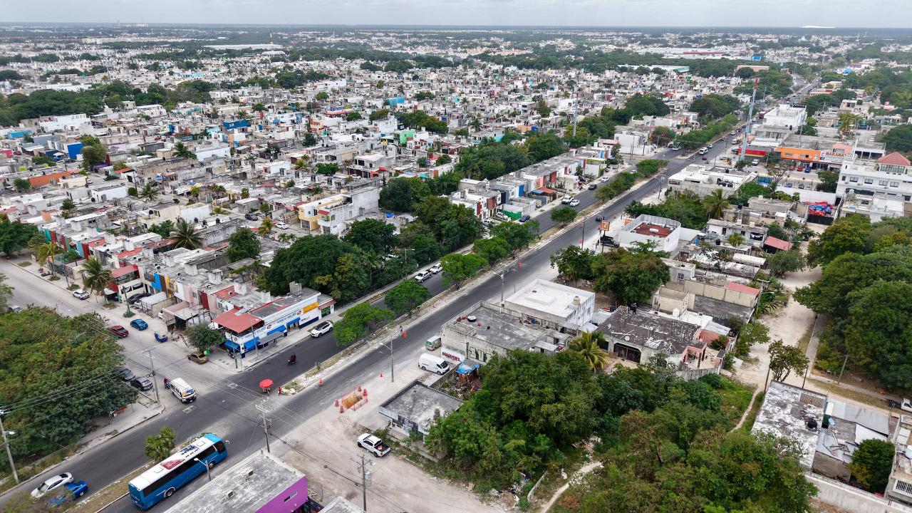 Anuncia Ana Paty Peralta ampliación de obra de pavimentación de avenida Kabah. Actualmente se trabaja en dos tramos de la avenida Kabah para beneficio de las y los cancunenses; en total se repavimentarán 8.3 km de la vialidad.