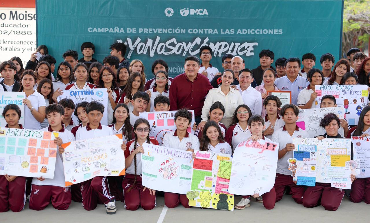 Entregó el reconocimiento “Yo no soy cómplice” a la secundaria técnica No. 11 “Moisés Sáenz Garza”, por sumarse a la campaña permanente dirigida a la comunidad estudiantil.