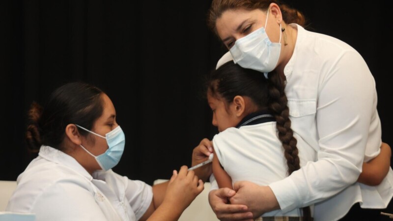 Jornada de vacunación contra el sarampión continúa en la primaria 'Julio Sauri Espinoza'