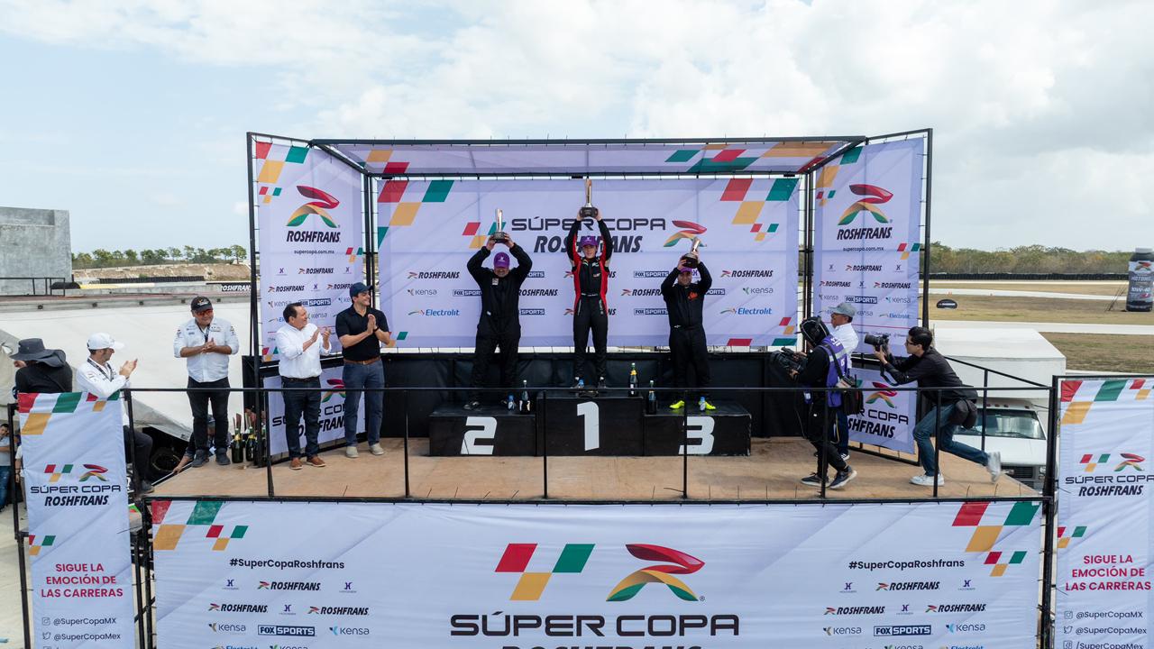 El mandatario presidió la premiación de la primera fecha del serial automovilístico que reúne categorías de Fórmula 5, Gran Turismo, motociclismo y tractocamiones.