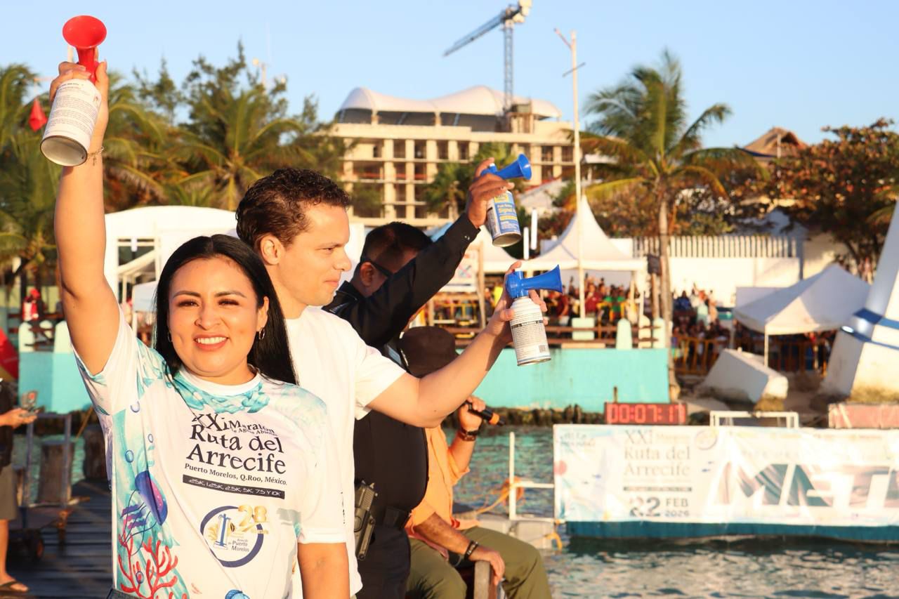 La presidenta municipal, Blanca Merar Tziu, dio el pitazo de salida desde el Muelle de Pescadores a los más de 960 nadadoras y nadadores.