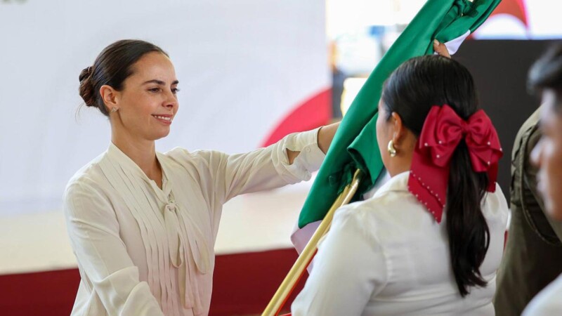 Atestigua Ana Paty Peralta abanderamiento de escuelas en BJ