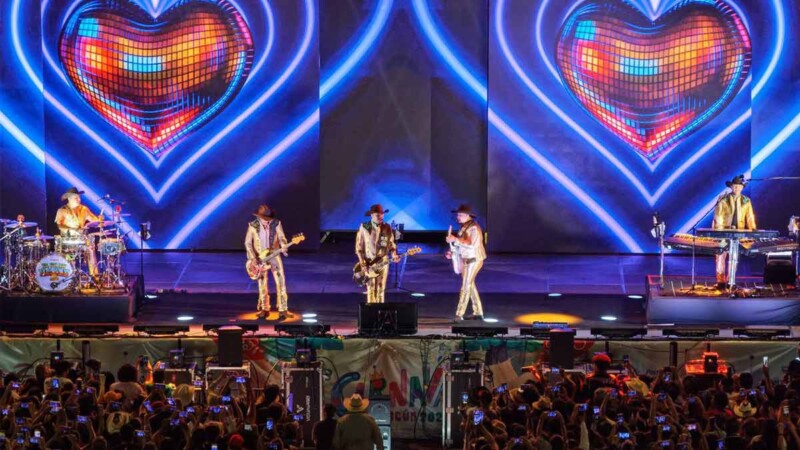 "Bronco" hace bailar a las y los visitantes al Carnaval Cancún 2026