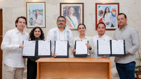 Firma Ana Paty Peralta convenio con Insus