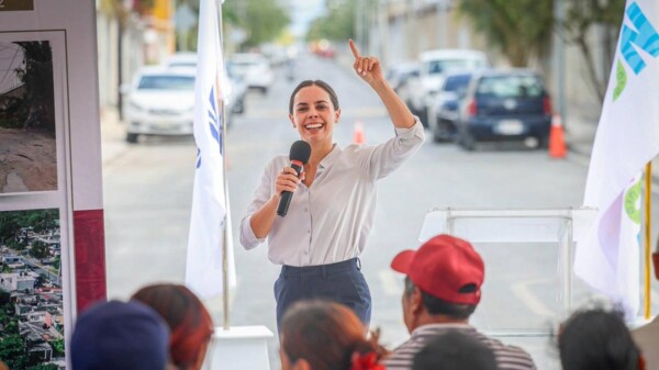 Cumple Ana Paty Peralta a los vecinos de la SM 103