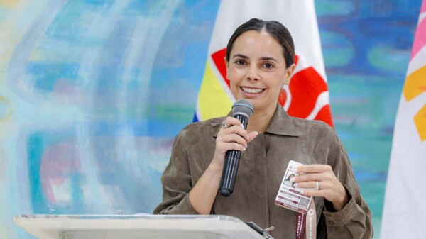 Entrega Ana Paty Peralta gafetes de identificación a personal del DIF BJ