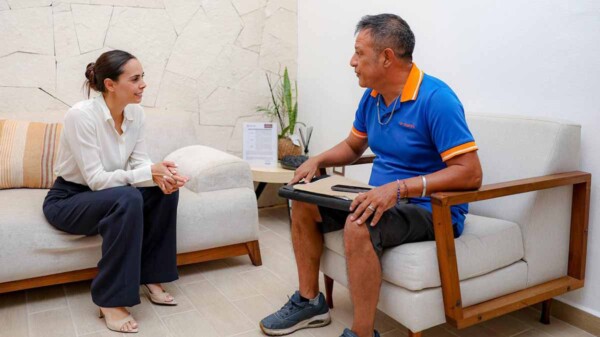 Atiende Ana Paty Peralta a la ciudadanía en la jornada "Día del Pueblo"