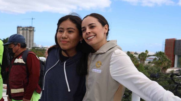 Atiende Ana Paty Peralta petición ciudadana en puente peatonal del blvd. Colosio