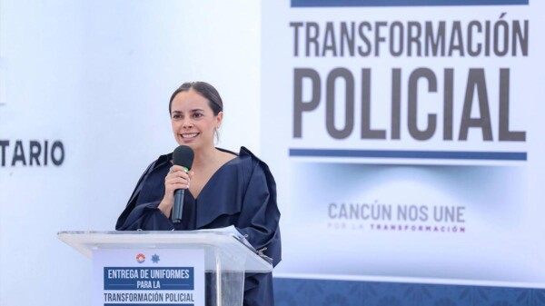 Fortalece Ana Paty Peralta la transformación policial con entrega de uniformes