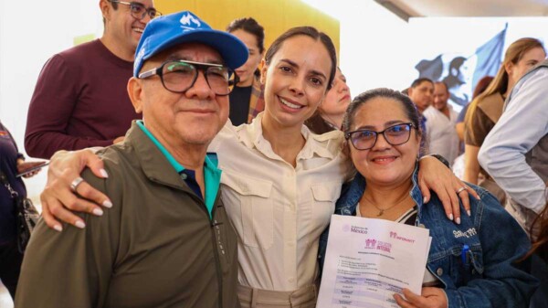 Entregan Mara Lezama y Ana Paty Peralta títulos de propiedad de viviendas del bienestar