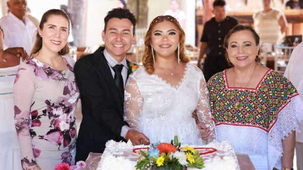 DIF de Isla Mujeres cumple el sueño de parejas isleñas en las Bodas Colectivas