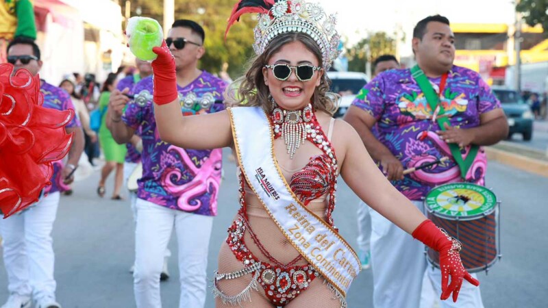 Desfile del Carnaval “Soy Isla Mujeres 2026” llena de música, color y alegría a Ciudad Mujeres