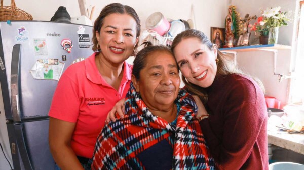 El DIF de Isla Mujeres abriga corazones con la entrega de cobijas a sectores vulnerables durante la temporada invernal