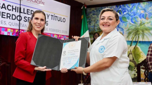 Atenea Gómez Ricalde reconoce el esfuerzo académico de las isleñas e isleños durante entrega de certificados PRONACE en Isla Mujeres