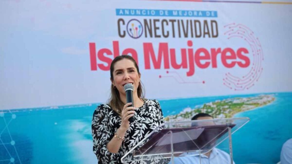Atenea Gómez Ricalde gestiona cuatro puntos de acceso a internet gratuito en Isla Mujeres