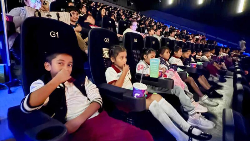 Gobierno Municipal alegra a la niñez isleña con visitas al cine