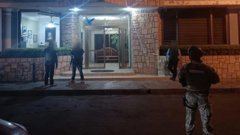 Descubren más de 3 millones de pesos y armas durante cateo en funeraria de Nayarit