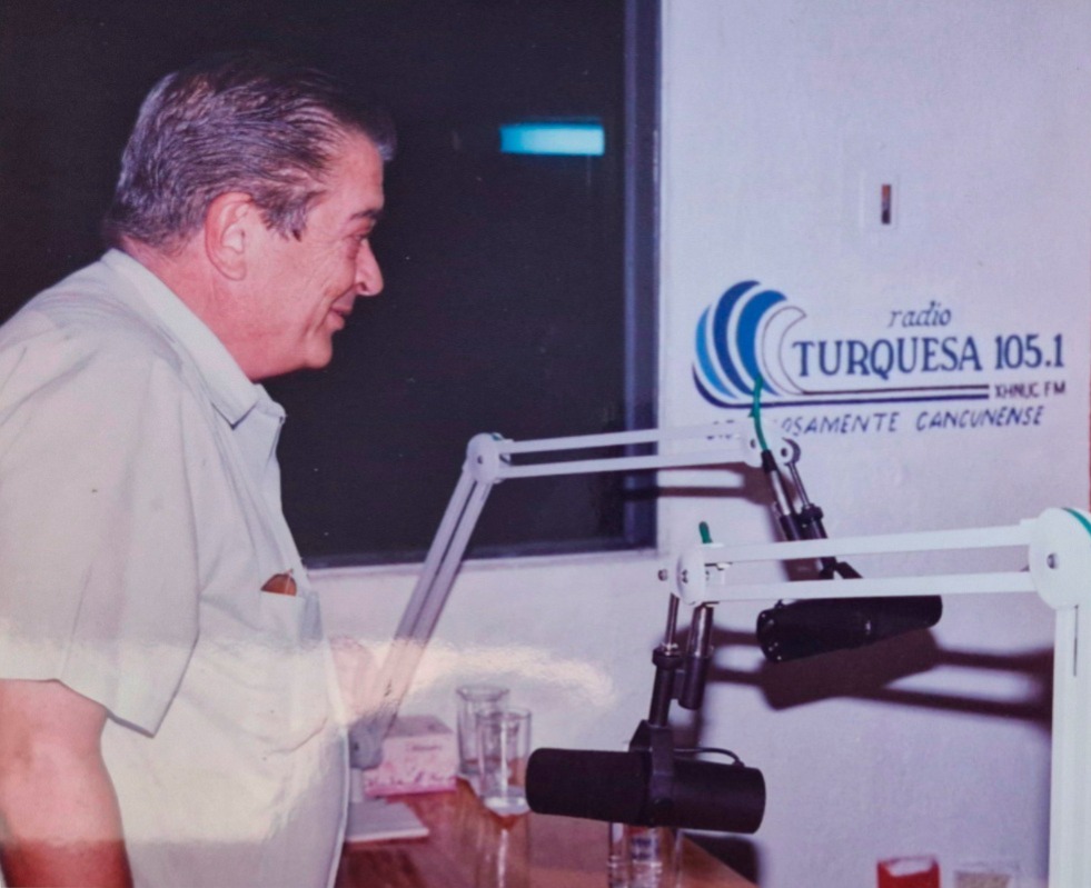 El Lic. Gastón Alegre López en la cabina de Radio Turquesa, de Cancún, Quintana Roo Quiénes Somos: El centro informativo del Sureste Mexicano