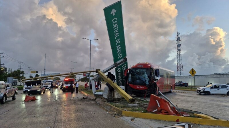 Aparatosos accidentes generan afectaciones viales en el bulevar Colosio de Cancún