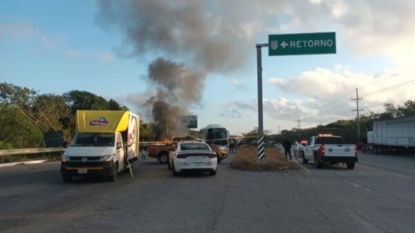 Fallece conductora tras choque e incendio en la carretera Tulum-Playa del Carmen