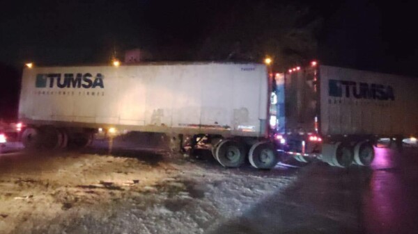 Motociclista y menor resultan lesionados tras choque con tráiler en la carretera Gas Auto