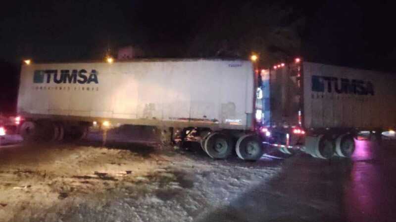 Motociclista y menor resultan lesionados tras choque con tráiler en la carretera Gas Auto