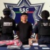 Arrestan a hombre con presuntas dosis de droga y un arma en Cozumel