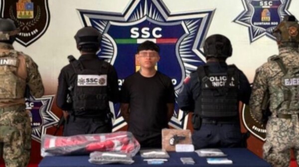 Arrestan a hombre con presuntas dosis de droga y un arma en Cozumel