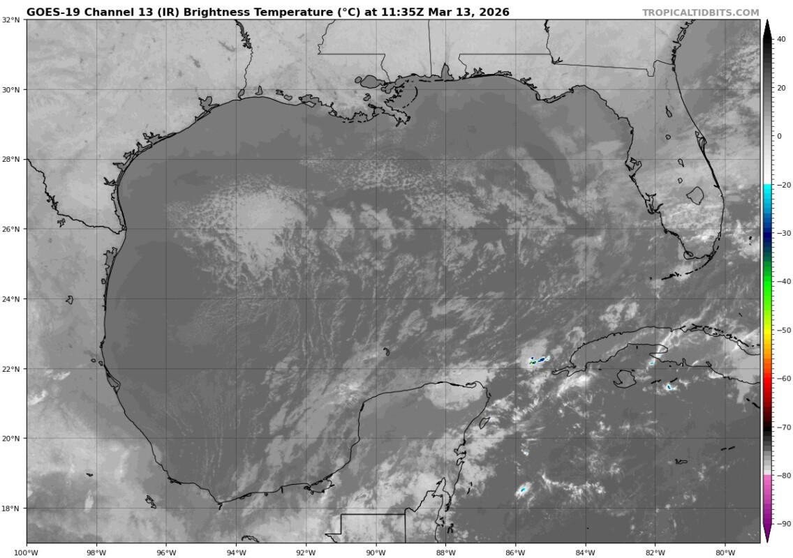 Cielo nublado en el transcurso del día, con lluvias puntuales muy fuertes en Campeche, Yucatán y Quintana Roo, las cuales podrían originar encharcamiento e inundaciones.