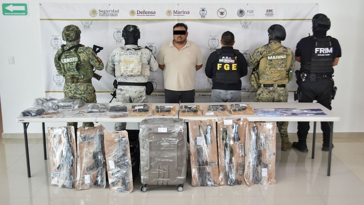 Ernesto Guadalupe “N”, alias “El Rayo”, presunto líder del Cártel Jalisco Nueva Generación (CJNG) en Playa del Carmen, es acusado de los delitos de acopio de armas de fuego y posesión de cargadores.