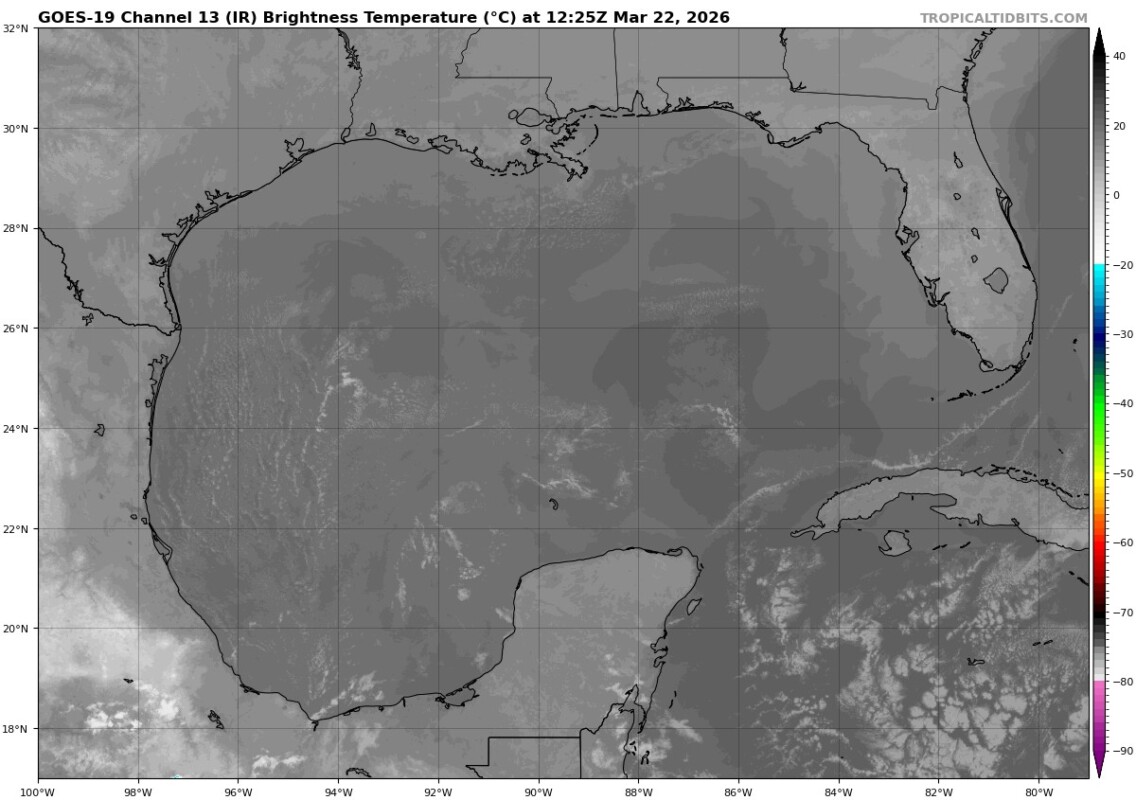 Cielo medio nublado en el transcurso del día con lluvias aisladas en la Península de Yucatán.